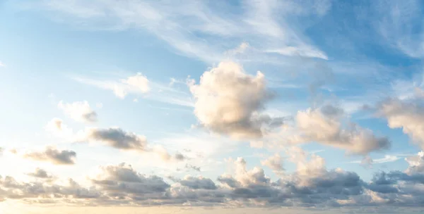 Голубое закатное небо с красивыми белыми облаками — стоковое фото