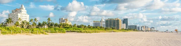 South Beach Miami 'nin Art deco bölgesi. Binalar tropikal palmiye ağaçları ile çevrilidir.. — Stok fotoğraf