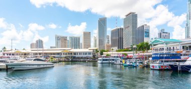 Miami, Usa - 11 Eylül 2019: Miami Bayside 'daki liman manzarası modern binalar ve arka planda gökyüzü