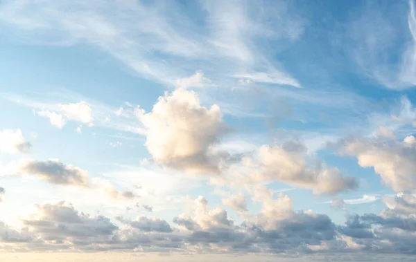 白い雲と青い夕日の空 — ストック写真