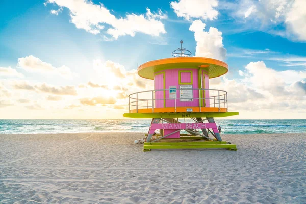 Miami Beach, Florida, Usa 'da gün doğumunda kamara — Stok fotoğraf