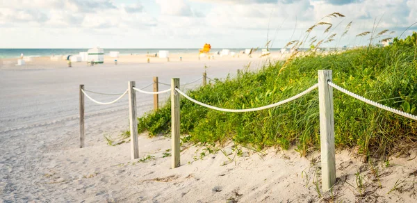 Pathway naar het strand in Miami Florida met oceaan achtergrond — Stockfoto