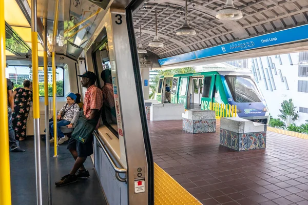 MIAMI, EE.UU. - 10 de septiembre de 2019: Metro mover tren en la estación en el centro de Miami. Metro mover es un sistema de transporte automático gratuito en Miami —  Fotos de Stock