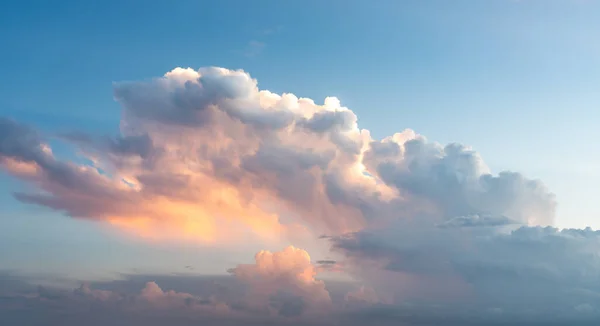 Modrá obloha se západem slunce s krásnými bílými mraky — Stock fotografie