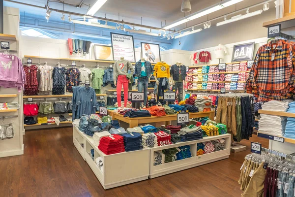 Key West, Florida, EE.UU. - 13 de septiembre de 2019: ropa expuesta en la tienda GAP en Key West. GAP es un minorista mundial de ropa y accesorios . — Foto de Stock