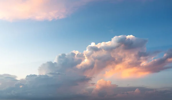 白い雲と青い夕日の空 — ストック写真