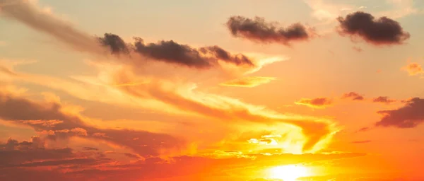 背景に雲と劇的なオレンジと赤の夕日や日の出の空 — ストック写真