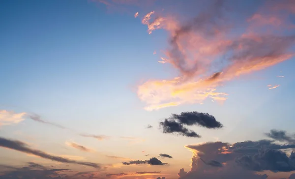 Цветные облака на закате голубое и розовое небо, природный фон — стоковое фото