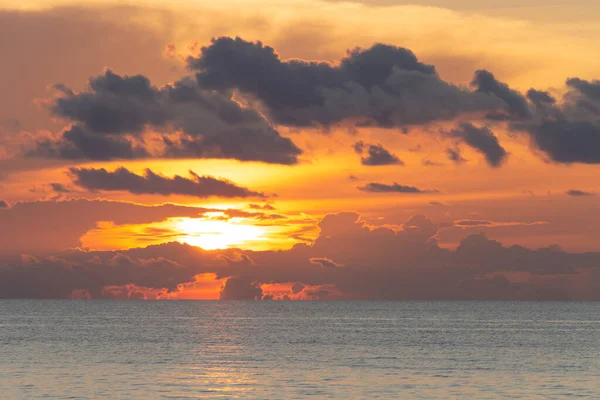 Hermoso paisaje nuboso dramático puesta de sol desde la playa —  Fotos de Stock