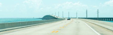 Florida anahtarları üzerinde Key West 'e giden Yol Us1 Panoraması