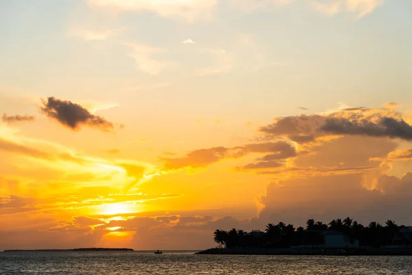 Hermoso paisaje nuboso dramático puesta de sol desde la playa —  Fotos de Stock