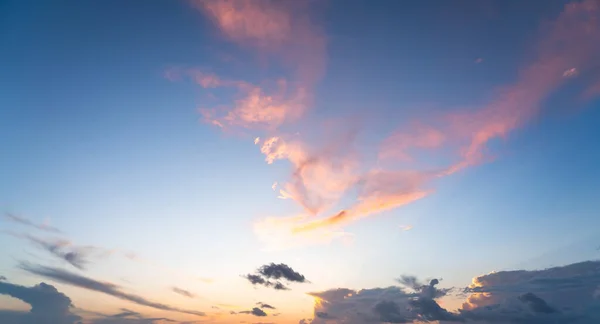 Nuages colorés sur le coucher du soleil ciel bleu et rose, fond de la nature — Photo