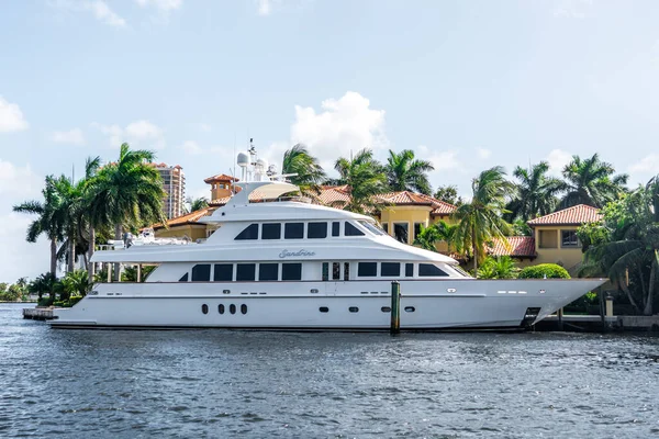 Mansión de lujo frente al mar en Fort Lauderdale — Foto de Stock