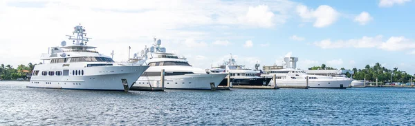 Fort Lauderdale, Floryda, Usa - 20 września 2019: Panorama jachtów zacumowanych w porcie w Fort Lauderdale na Florydzie — Zdjęcie stockowe