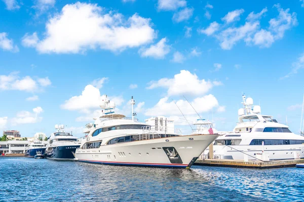 Fort Lauderdale, Floride, États-Unis - 20 septembre 2019 : Des yachts de luxe amarrés à la marina de Fort Lauderdale, Floride — Photo