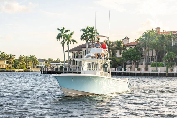 Fort Lauderdale, Florida, EE.UU. - 20 de septiembre de 2019: Pareja feliz navegando en barco pequeño en la parte exclusiva de Fort Lauderdale — Foto de Stock