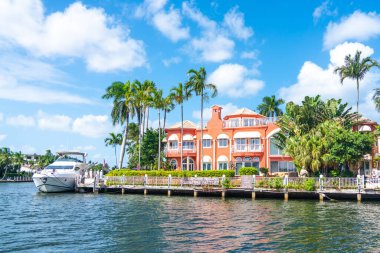 Fort Lauderdale, Florida - 20 Eylül 2019: Kanaldan Fort Lauderdale 'deki malikane panoraması