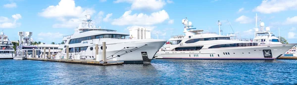 Fort Lauderdale, Floride, États-Unis - 20 septembre 2019 : Panorama des yachts amarrés à la marina de Fort Lauderdale, Floride — Photo