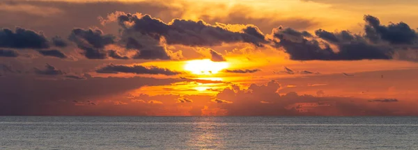 Hermoso paisaje nuboso dramático puesta de sol desde la playa —  Fotos de Stock