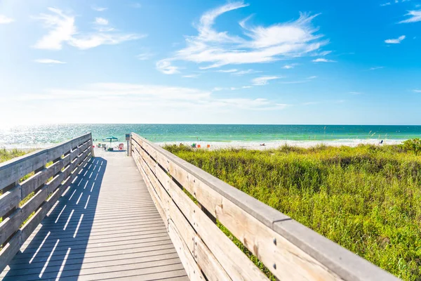 Paseo marítimo de madera a la playa de rocas indias en Florida, EE.UU. — Foto de Stock