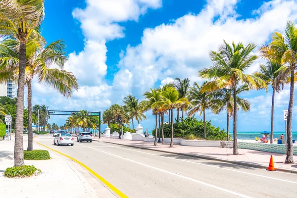 Fort Lauderdale, Florida, USA - September 20, 2019: Seafront beach promenade with palm trees on a sunny day in Fort Lauderdale — стокове фото