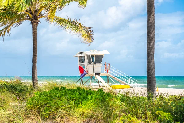 Lifeguard station on the beach in Fort Lauderdale, Florida USA — 图库照片