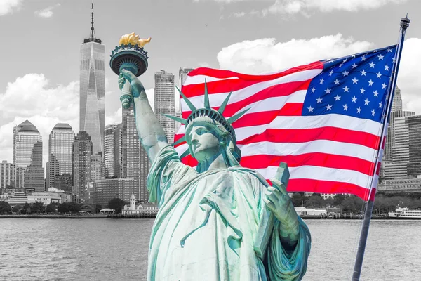 Statue of Liberty with a large american flag and New York skyline in the background — Stock Photo, Image