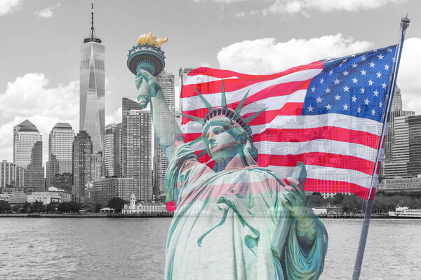 Статуя Свободы с большим американским флагом и горизонтом Нью-Йорка на заднем плане
