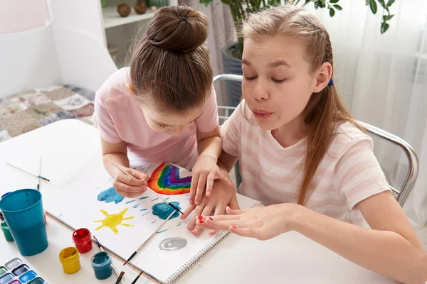 Małe dziewczynki malowanie na paznokciach z akwarelą zabawy — Zdjęcie stockowe