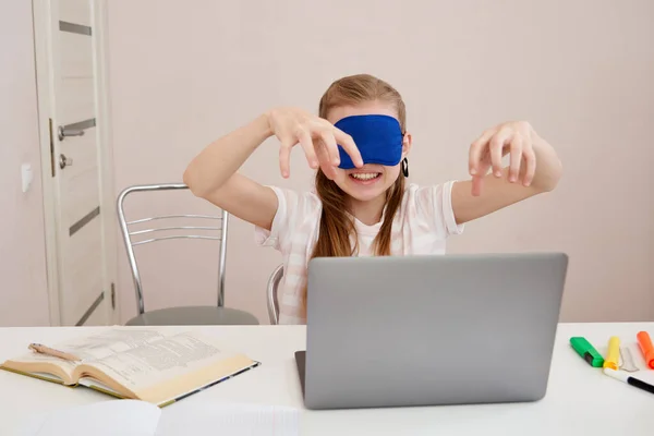Kızgın genç kız klavyede yazmayı öğreniyor, kız uyku maskesi takmış, gözleri kapalı yazıyor. — Stok fotoğraf