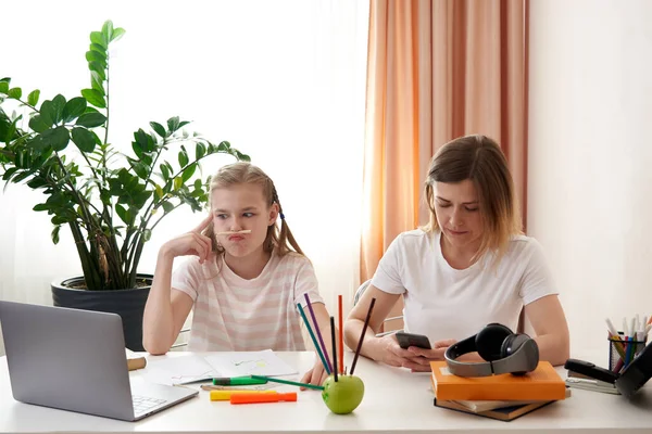 Mutter und Tochter haben Spaß beim Fernlernen zu Hause — Stockfoto