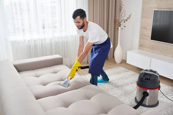 Närbild av hushållerskan håller modern tvätt dammsugare och rengöring smutsig soffa med professionellt tvättmedel. Professionell springclean hemma koncept — Stockfoto