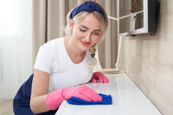 Женщина чистит полку тряпкой. уборка или концепция домохозяйки — стоковое фото