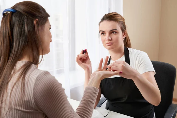 Mujer haciéndose una manicura en el salón de manicura — Foto de Stock