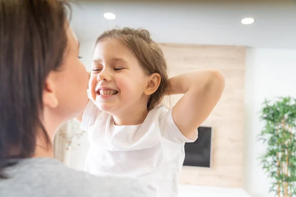 Feliz família amorosa. Mãe e sua filha criança menina brincando e abraçando — Fotografia de Stock