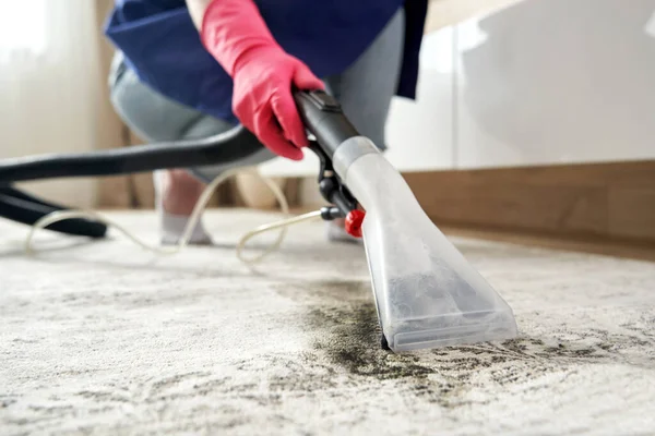 Mänsklig rengöring matta i vardagsrummet med hjälp av Dammsugare hemma — Stockfoto