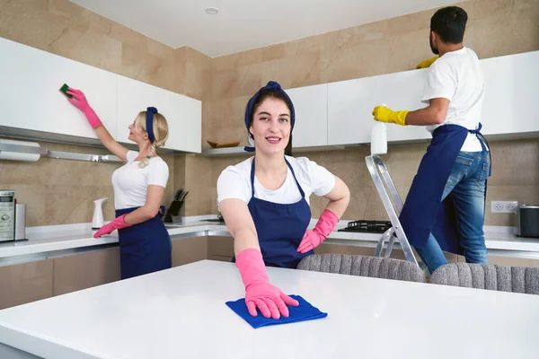 Tim pembersih sedang bekerja di dapur di rumah pribadi — Stok Foto