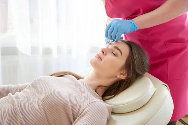 Professional eyebrow correction in beauty salon — Stock Photo, Image