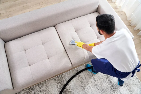 Närbild av hushållerskan håller modern tvätt dammsugare och rengöring smutsig soffa med professionellt tvättmedel. Professionell springclean hemma koncept — Stockfoto