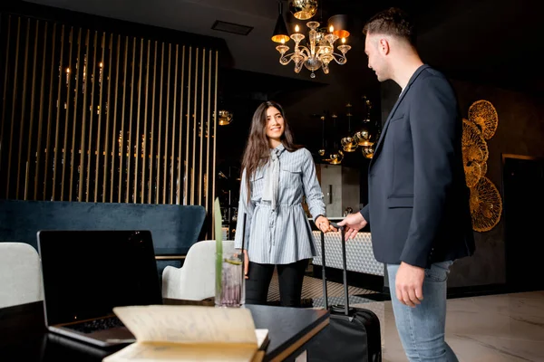 Junges Paar trifft sich nach Trennung in Hotellobby — Stockfoto