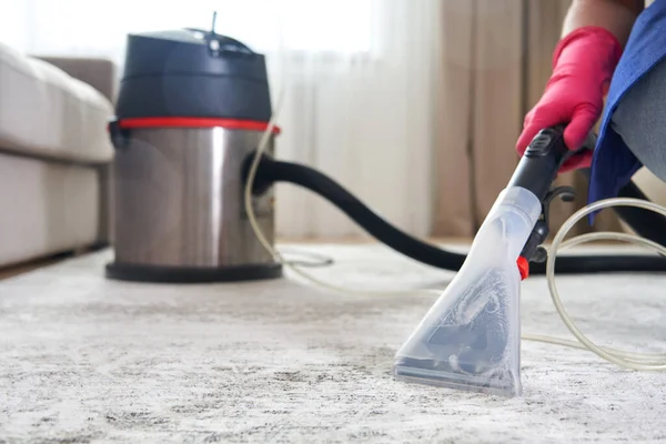 Karpet Pembersihan Manusia Di Ruang Hidup Menggunakan Vacuum Cleaner Di Rumah — Stok Foto