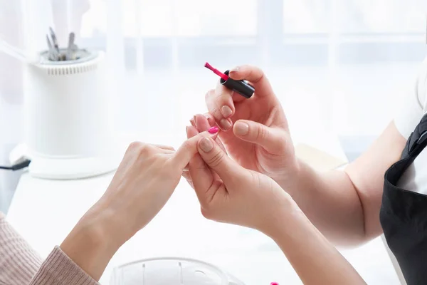 Kobieta robi sobie manicure w salonie kosmetycznym — Zdjęcie stockowe