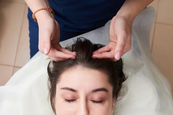Beautiful Young Woman Getting a Face and head Treatment at Beauty Salon — Stock Photo, Image