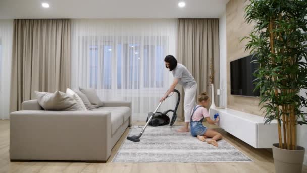 16 Dotter och mor städa sina hem vardagsrum, slow motion — Stockvideo
