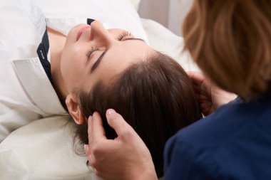 Güzel Genç Kadın Güzellik Salonu 'nda yüz ve baş bakımı yaptırıyor.