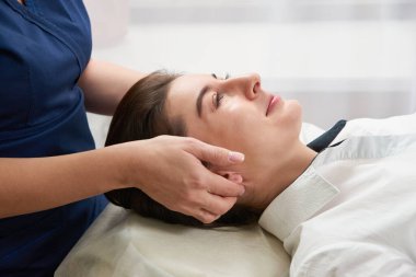 Güzel Genç Kadın Güzellik Salonu 'nda yüz ve baş bakımı yaptırıyor.