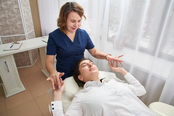 Belle jeune femme se faire traiter le visage et la tête au salon de beauté — Photo