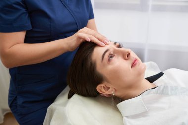 Güzel Genç Kadın Güzellik Salonu 'nda yüz ve baş bakımı yaptırıyor.