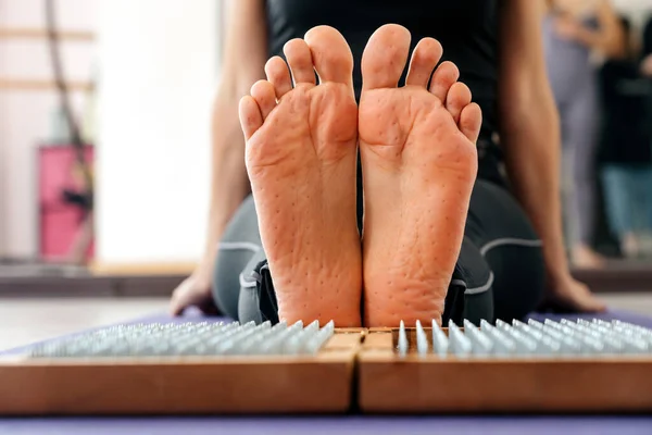 Fötter och träskiva med vassa metallspikar. Sadhu fotbräda. Yoga avslappning träning — Stockfoto