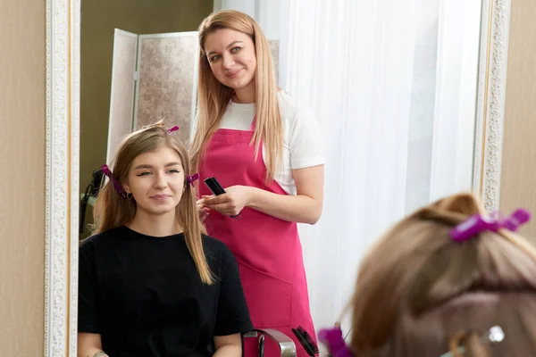 Kapper styling haar van een klant in schoonheidssalon — Stockfoto